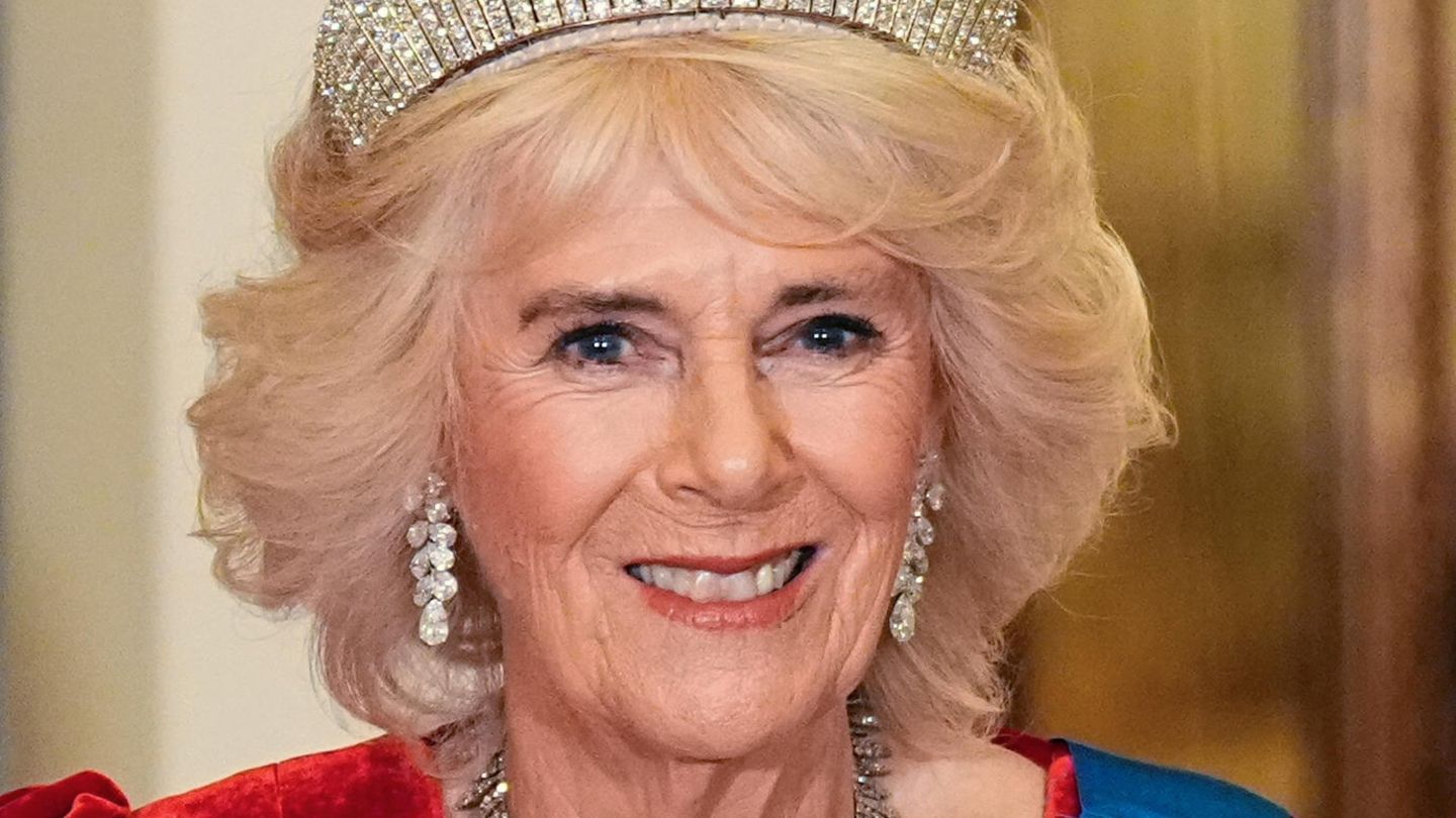 Echte-Stylek-niginnen-K-nigin-Camilla-feiert-stylisches-Comeback-und-eine-Sache-f-llt-auf