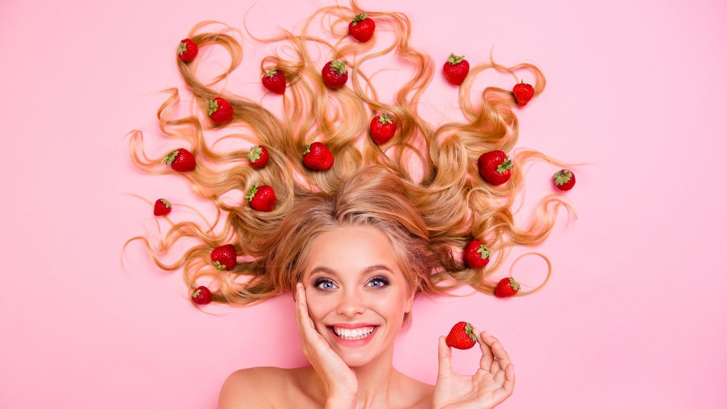 Erdbeerblonde-Haare-So-einfach-kommst-du-an-die-Trendhaarfarbe