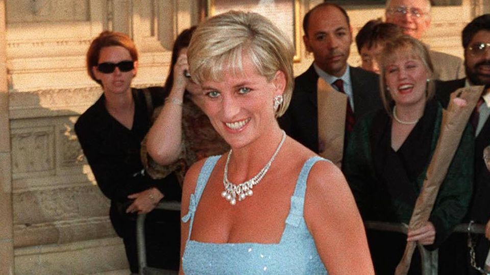 Prinzessin Diana schrieb 1997 mit ihren hellblauen Slingback-Pumps von Jimmy Choo Geschichte. 