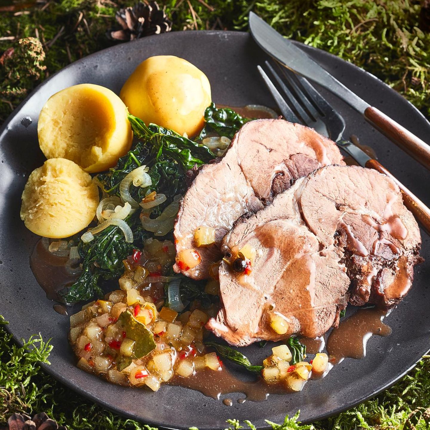 Wildschweinkeule mit Kartoffelklößen und Schwarzkohl