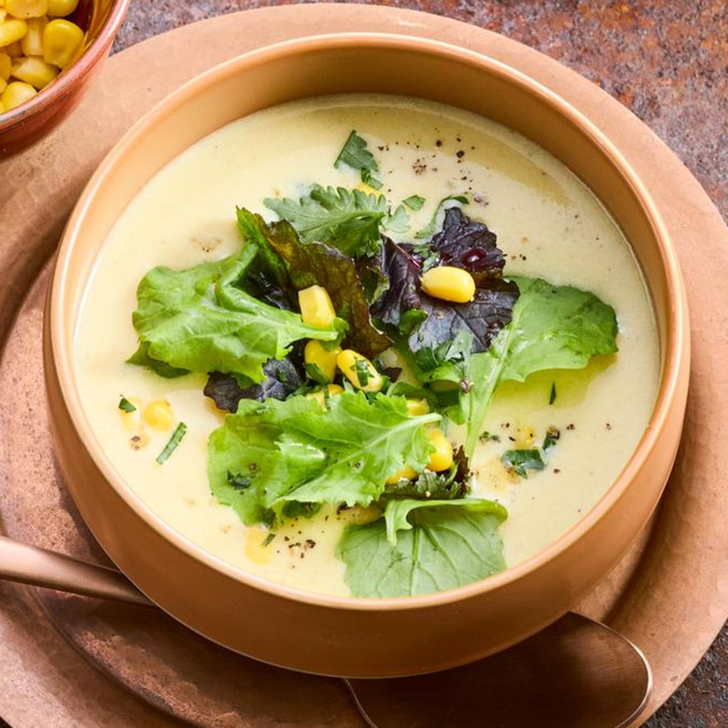 Mais-Zimt-Suppe mit Grünkohlsalat