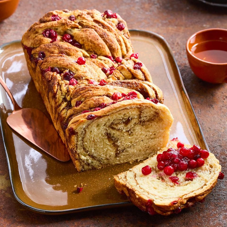 Kaffee-Zimt-Babka mit Preiselbeeren | BRIGITTE.de
