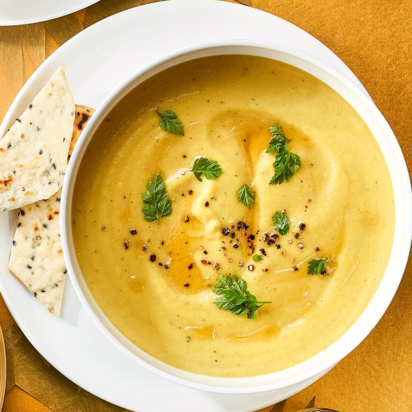 Steckrübensuppe mit Naan-Brot und Gänseschmalz