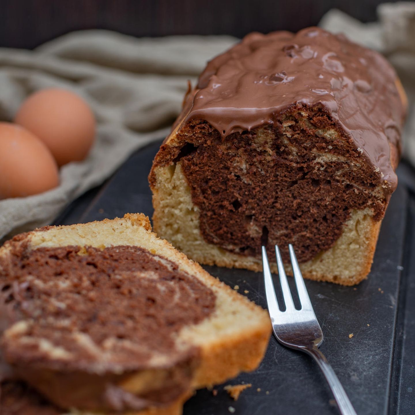 Marmorkuchen mit Sahne und Kuvertüre