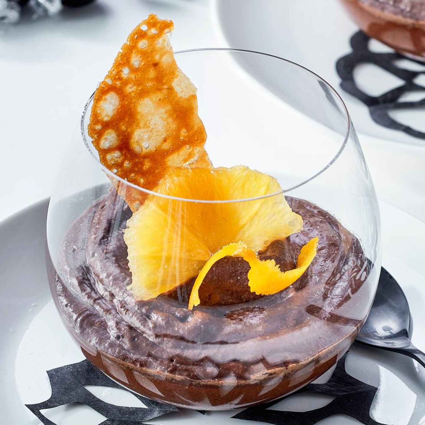 Schokoladen-Mousse mit Orangenhippen