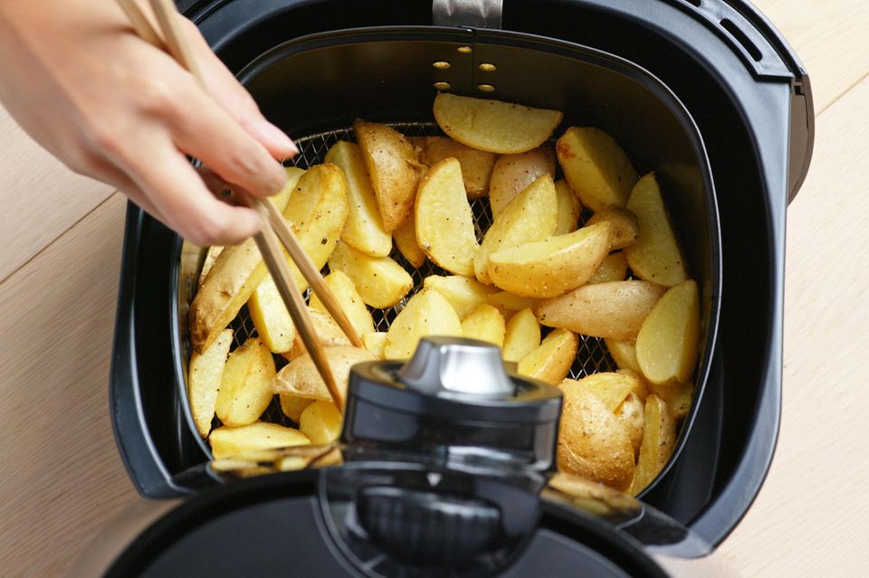Gans mit Apfel-Zwiebel-Füllung | BRIGITTE.de