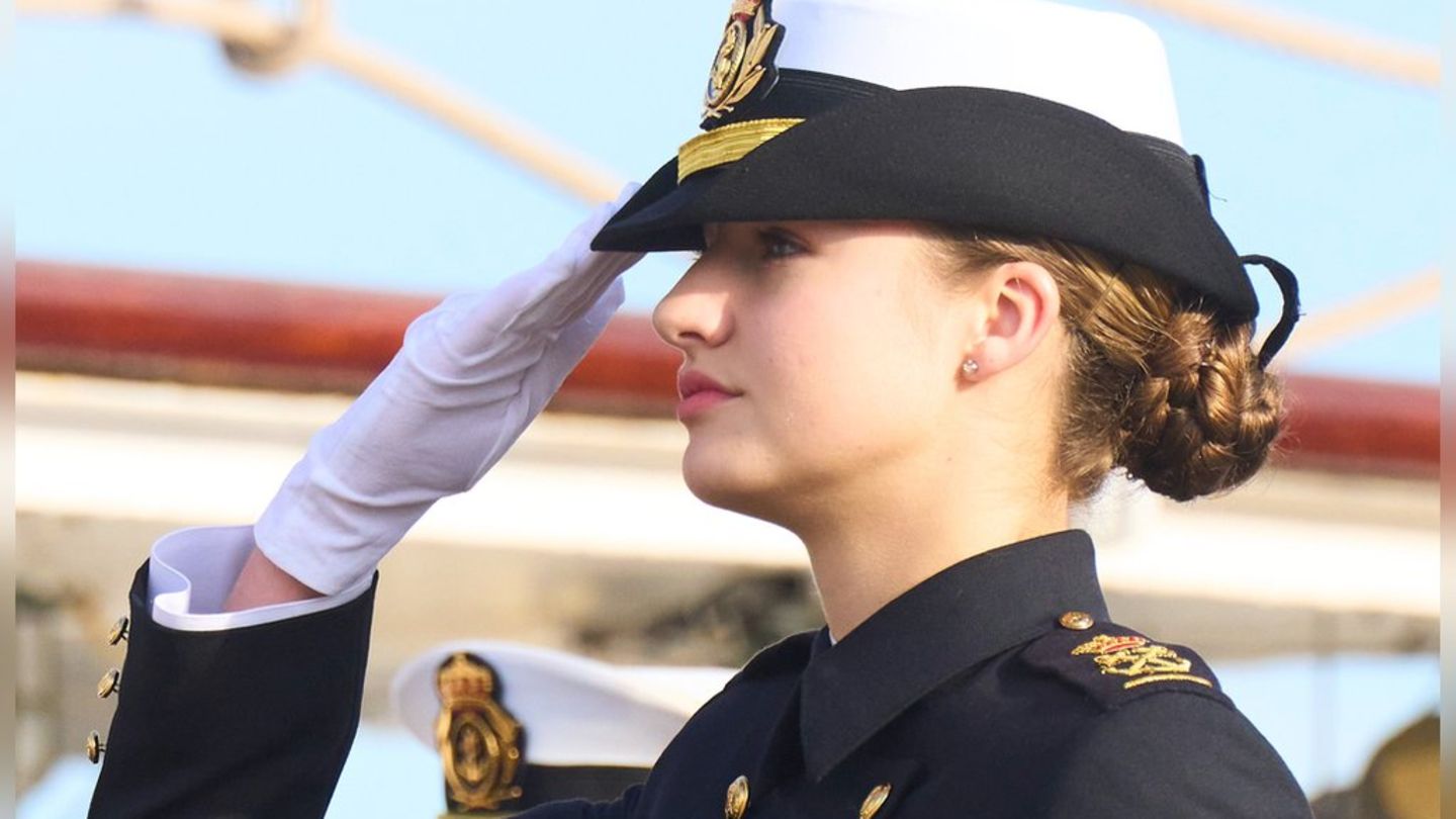 prinzessin-leonor-von-spanien-auftritt-in-marineuniform-vor-monatelanger-schiffsfahrt