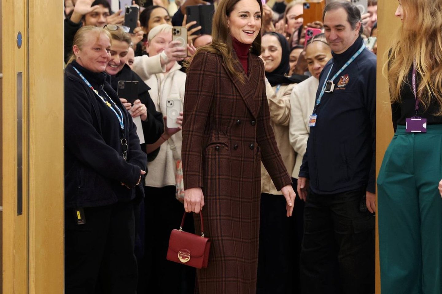 Elegant von Kopf bis Fuß: Im Royal Marsden Hospital was Prinzessin Kate am Dienstag der Hingucker.