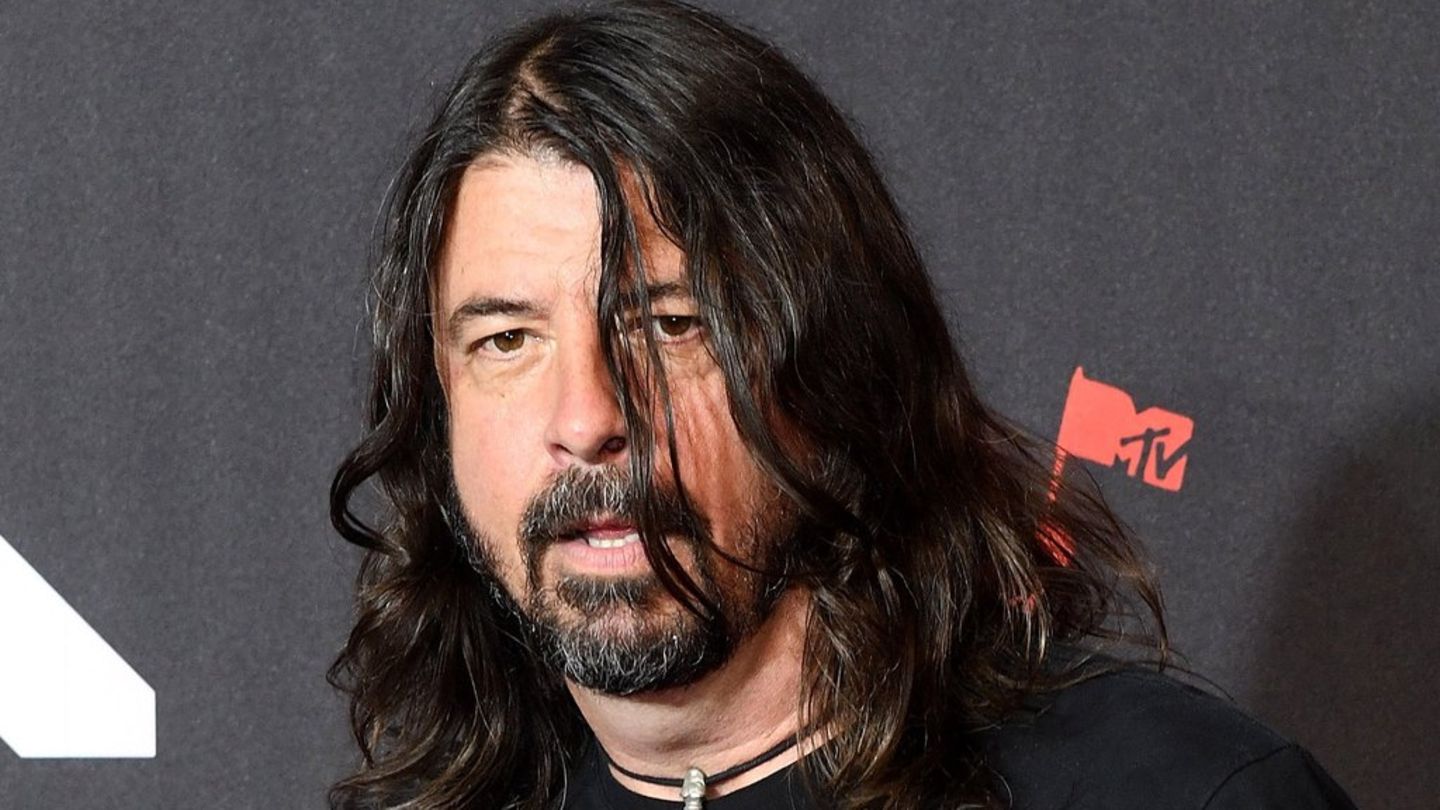 Dave Grohl: Foo-Fighters-Frontmann kocht für Hilfskräfte in Los Angeles