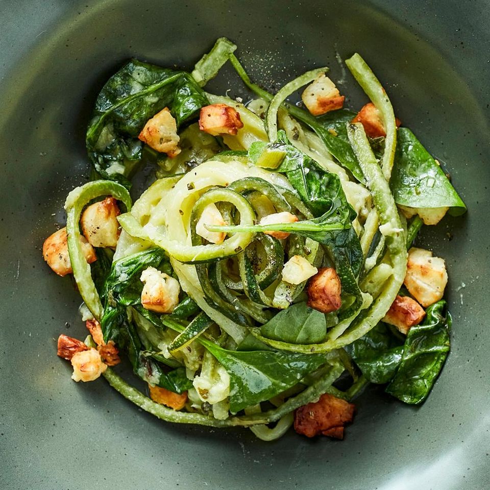 Zucchini-Pasta mit Baby-Spinat und Halloumi | BRIGITTE.de