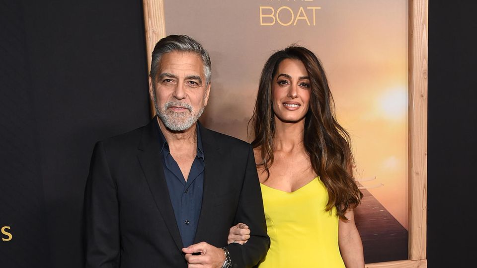 Sorry, Mister Clooney, aber bei diesem Look hatten ganz sicher alle nur Augen Ihre Frau. Amal Clooney im sonnengelben A-Linien-Kleid. Den Mut schauen wir uns ab. 