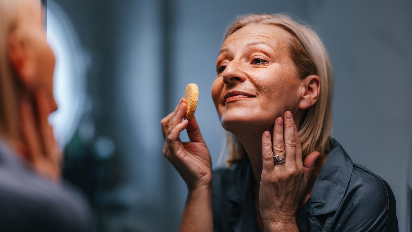 Statt Foundation: Die besten Make-up-Alternativen für Frauen Ü50