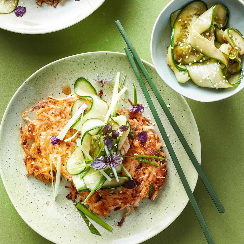 Kimchi-Pfannkuchen mit koreanischem Gurkensalat | BRIGITTE.de