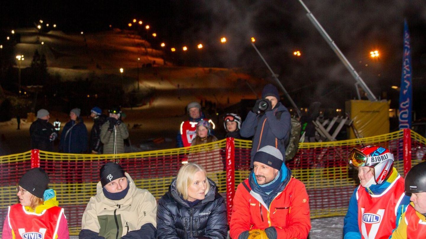 Haakon: Norwegische Royals zeigen sich bei Skitraining