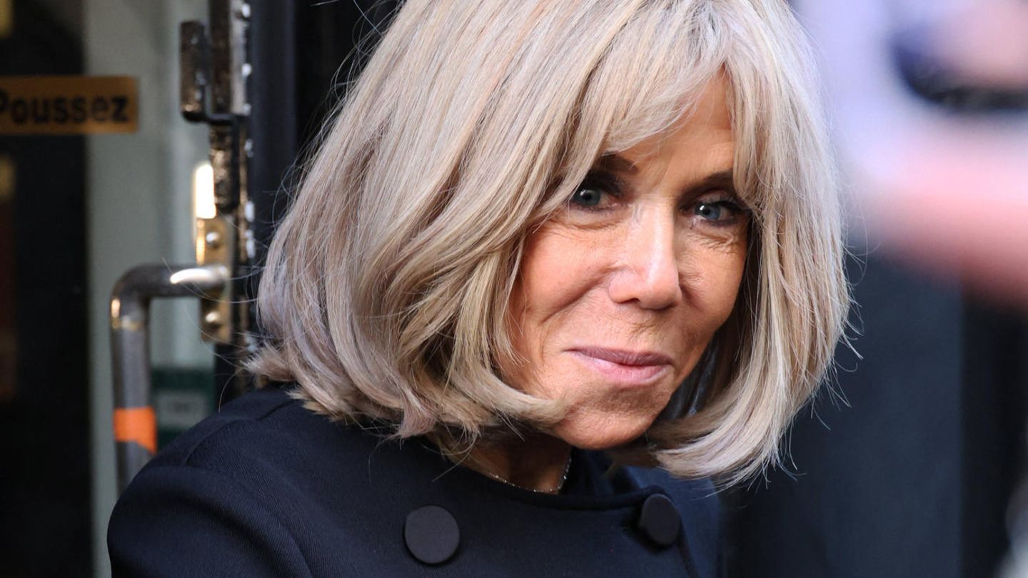 Brigitte-Macron-berraschendes-Outfit-bei-den-Haute-Couture-Schauen-in-Paris