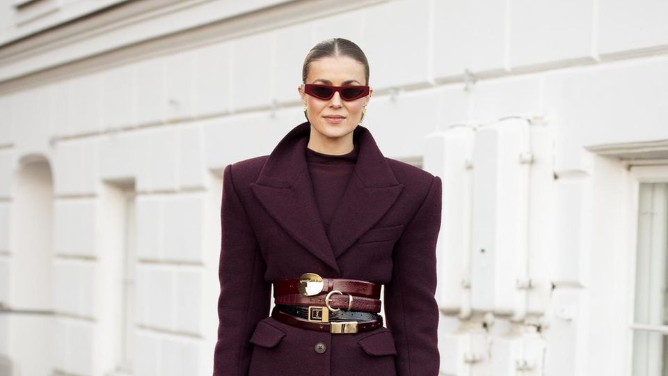 Super elegant! Nina Sandbech im Burgundy-Look.