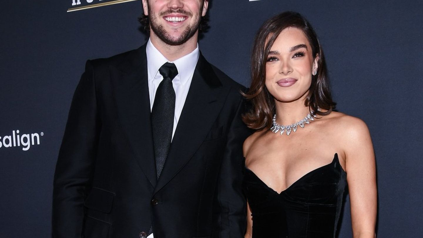 Josh Allen und Hailee Steinfeld: Paar feiert Red-Carpet-Debüt in New Orleans