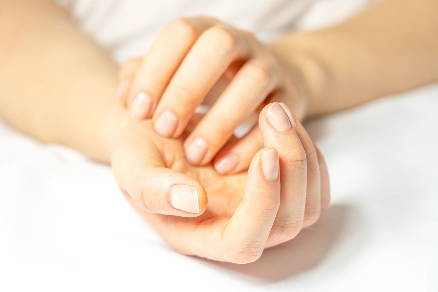 Wie Bekomme Ich Gelbe Fingernägel Wieder Weiß Gelbe Finger vom Rauchen: So werden sie wieder schön | BRIGITTE.de