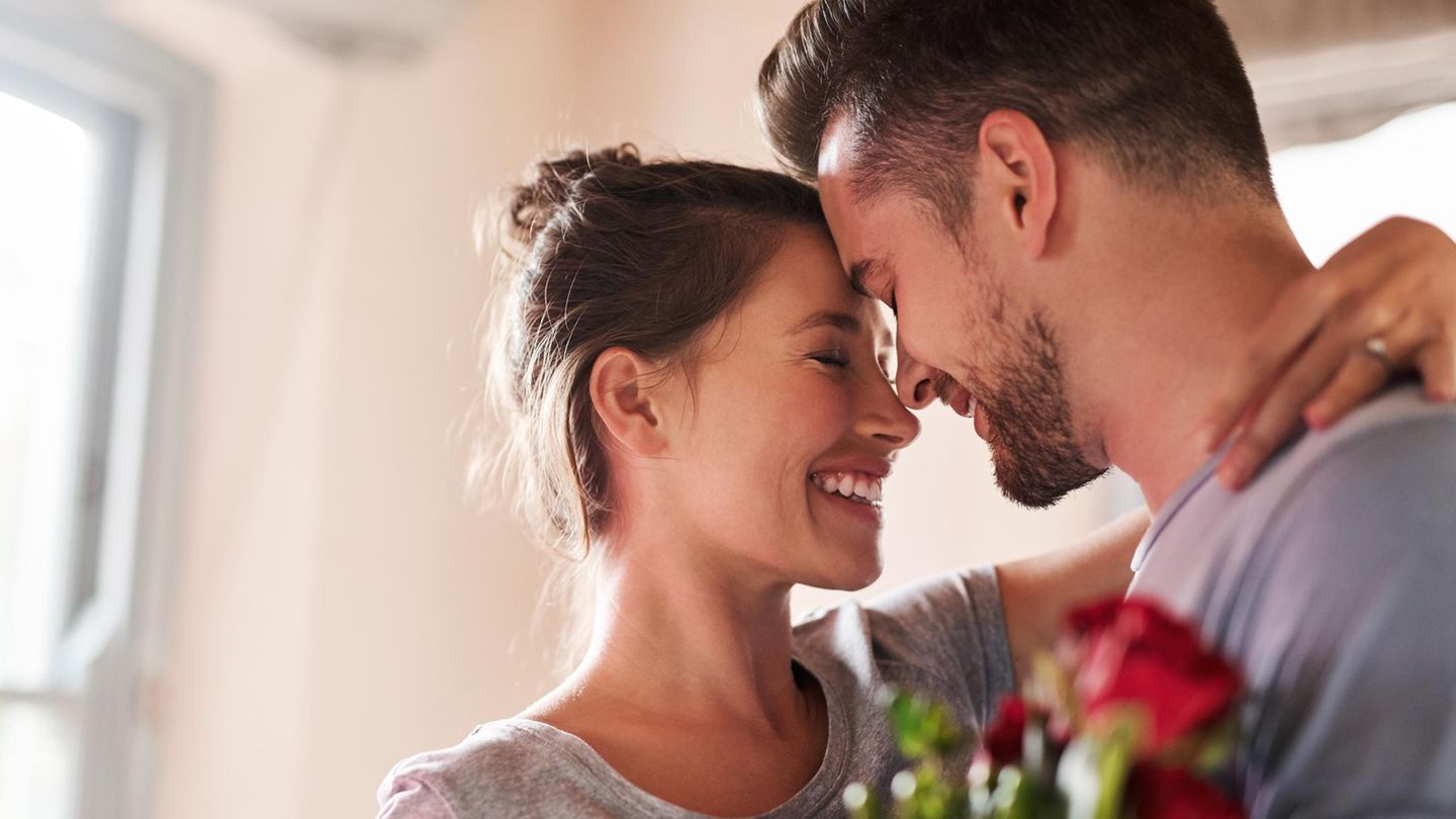 Geschenkidee zum Valenstinstag: DAS wünschen sich Paare wirklich zum Valentinstag – besonders Platz 2 überrascht