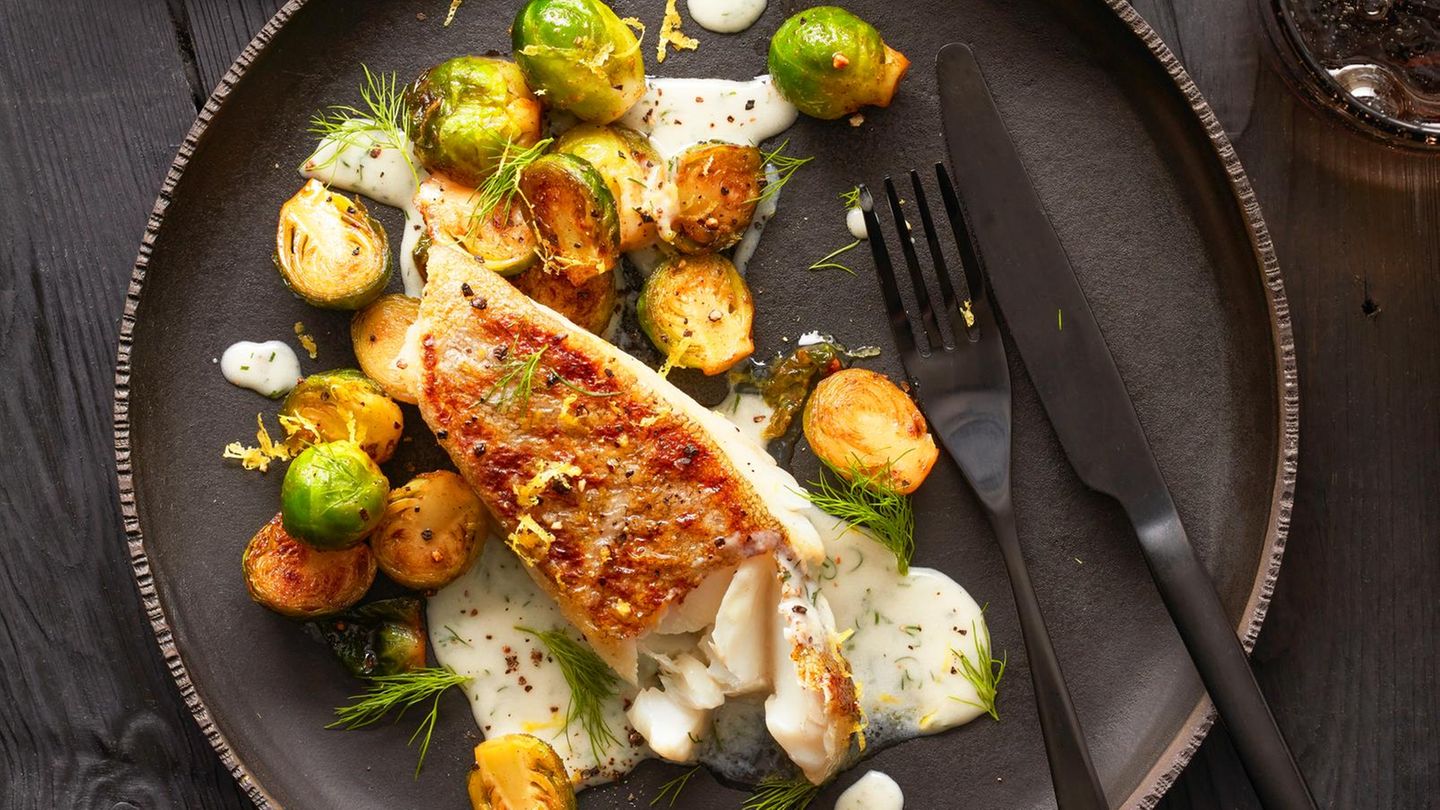 Skrei mit Rosenkohl und Zitronensoße | BRIGITTE.de