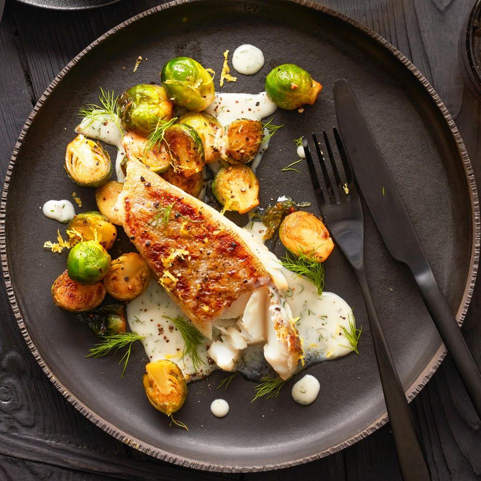 Skrei mit Rosenkohl und Zitronensoße | BRIGITTE.de