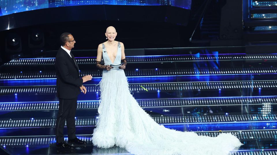 Bianca Balti und Co-Moderator Carlo Conti