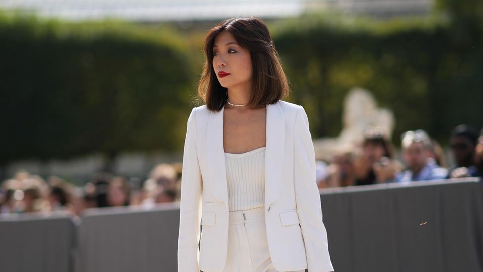 Frau trägt einen Long Bob mit Curtain bangs zur Pariser Fashion Week. 