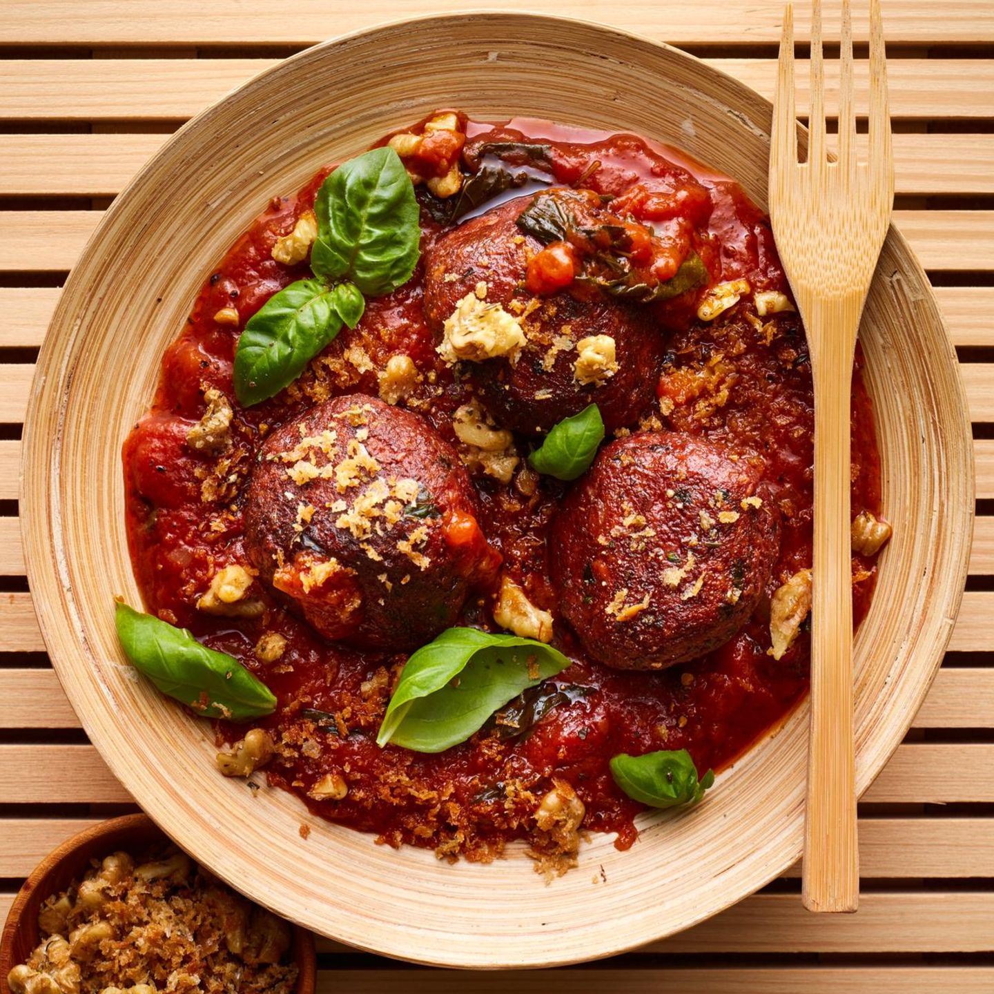 Walnuss-Linsen-Bällchen in Tomatensoße mit Walnuss-Crunch