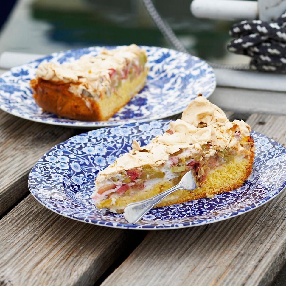 Rhabarberkuchen mit Baiser | BRIGITTE.de