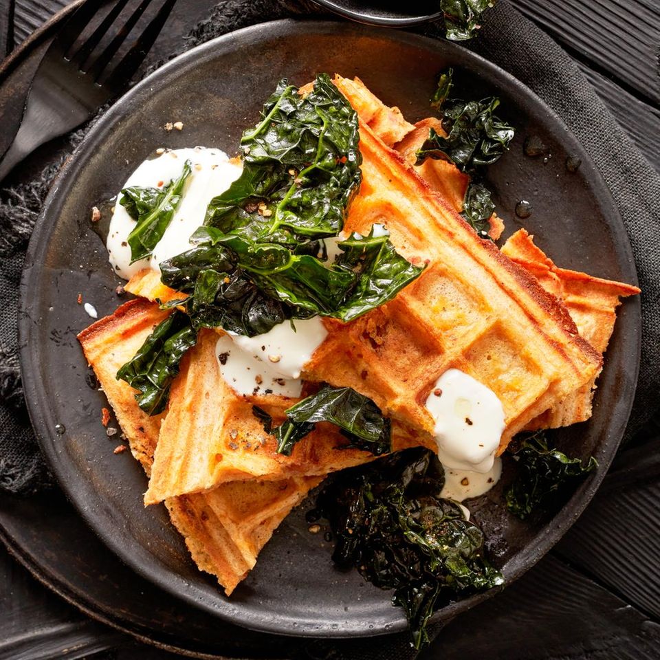 Käse-Speck-Waffeln mit Schwarzkohl-Salat | BRIGITTE.de