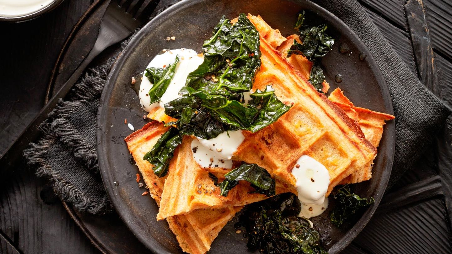 Käse-Speck-Waffeln mit Schwarzkohl-Salat | BRIGITTE.de Käse-Speck-Waffeln mit Schwarzkohl-Salat | BRIGITTE.de