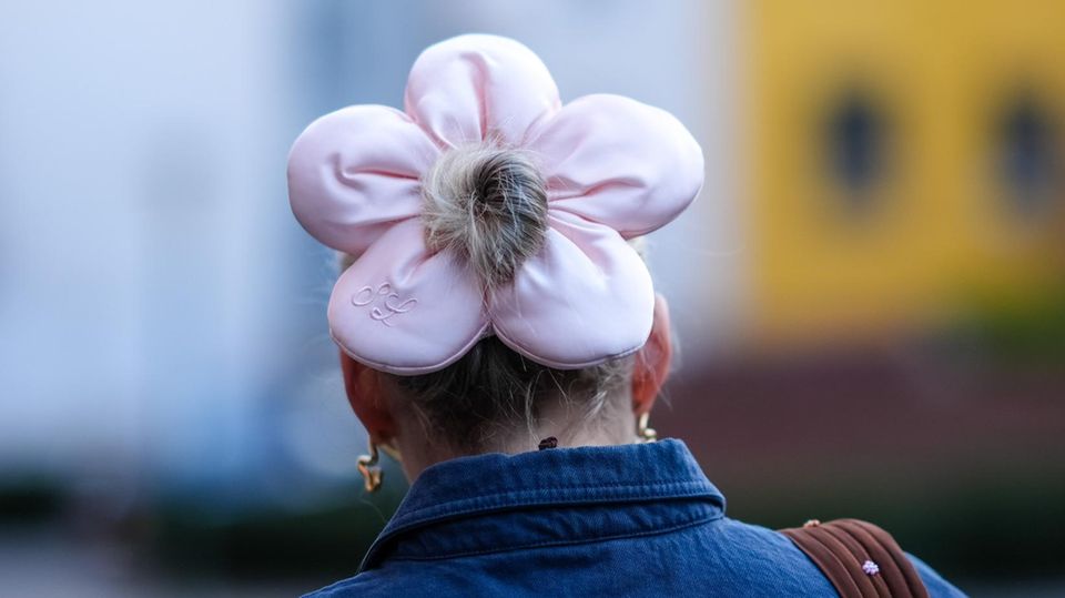 Ein auffälliges Haar-Accessoire: Dutt mit Riesen-Scrunchie.