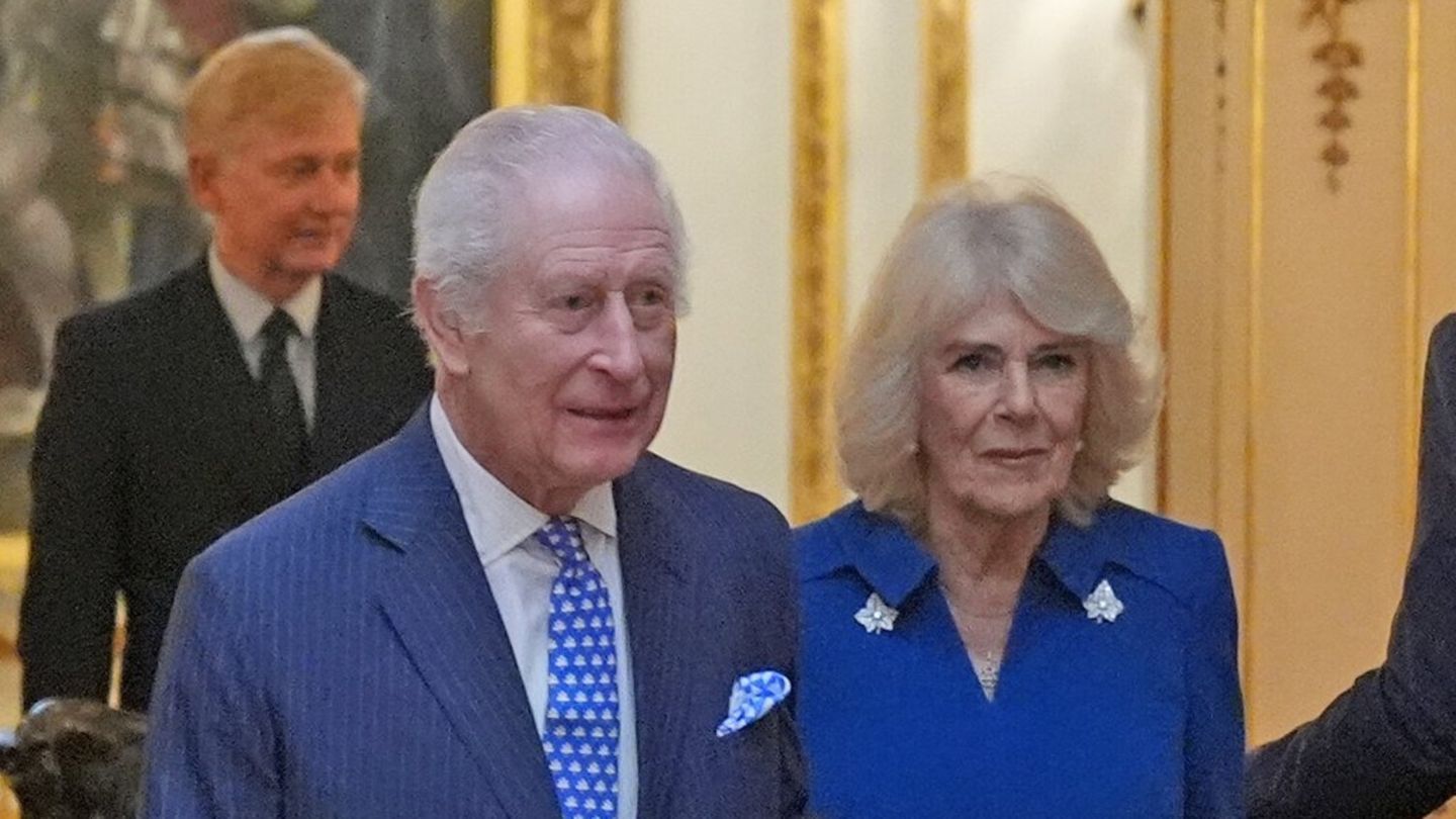 K-nig-Charles-III-und-K-nigin-Camilla-Sie-begr-en-Stars-im-Buckingham-Palast