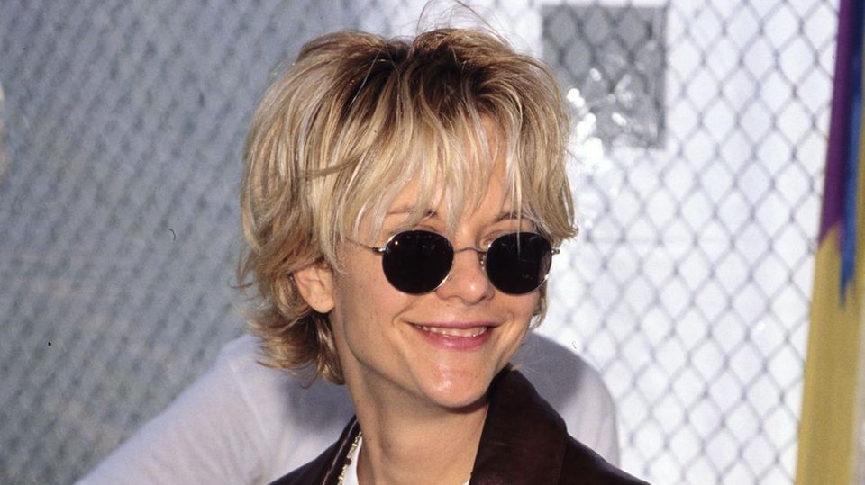 Meg Ryan trägt eine Kurzhaarfrisur.