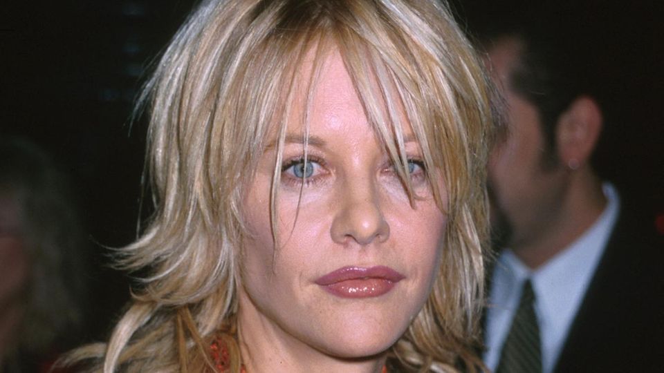 Meg Ryan trägt eine Kurzhaarfrisur.