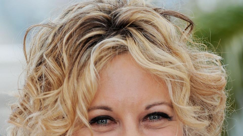 Meg Ryan trägt eine Kurzhaarfrisur.