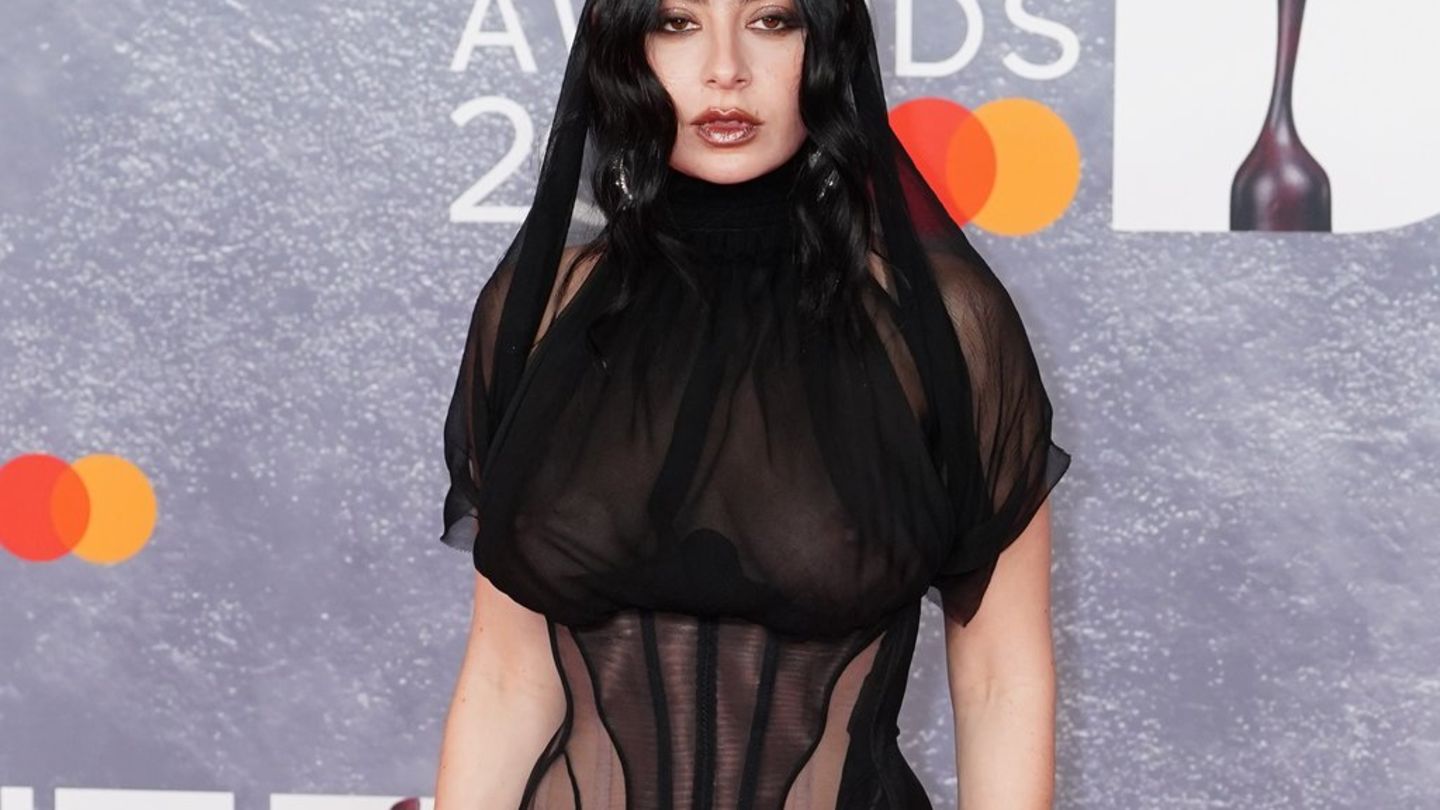 Charli xcx im Naked Dress: Musikerin feiert ihre "Free the Nipple"-Ära