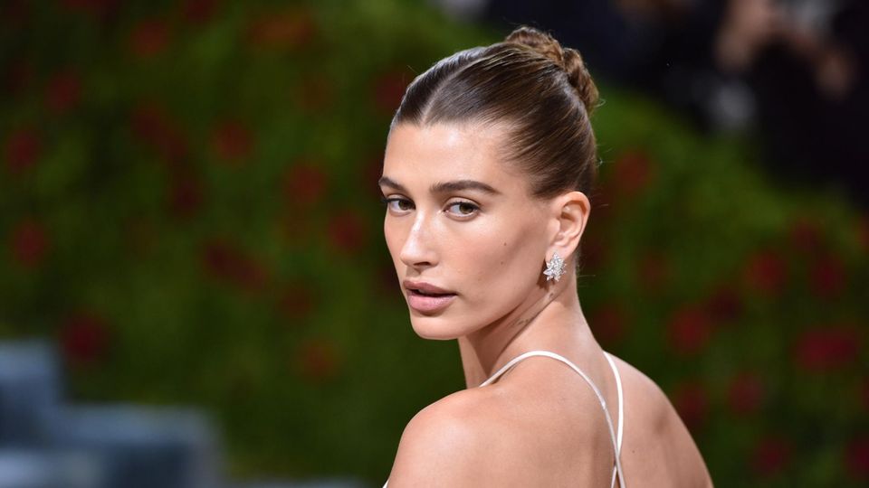 Hailey Bieber ist bekannt für ihre perfekt zurückgesteckten, sleek gestylten Haare.