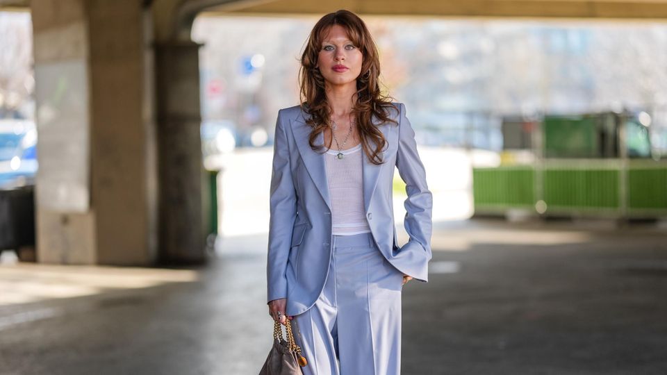 Frau trägt Curtain Bangs zur Pariser Fashion Week. 