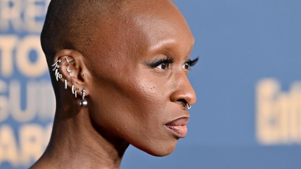 Cynthia Erivo trägt einen Buzz Cut.