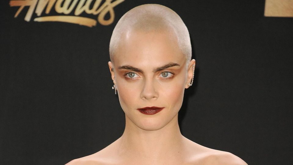 Cara Delevingne trägt einen Buzz Cut.