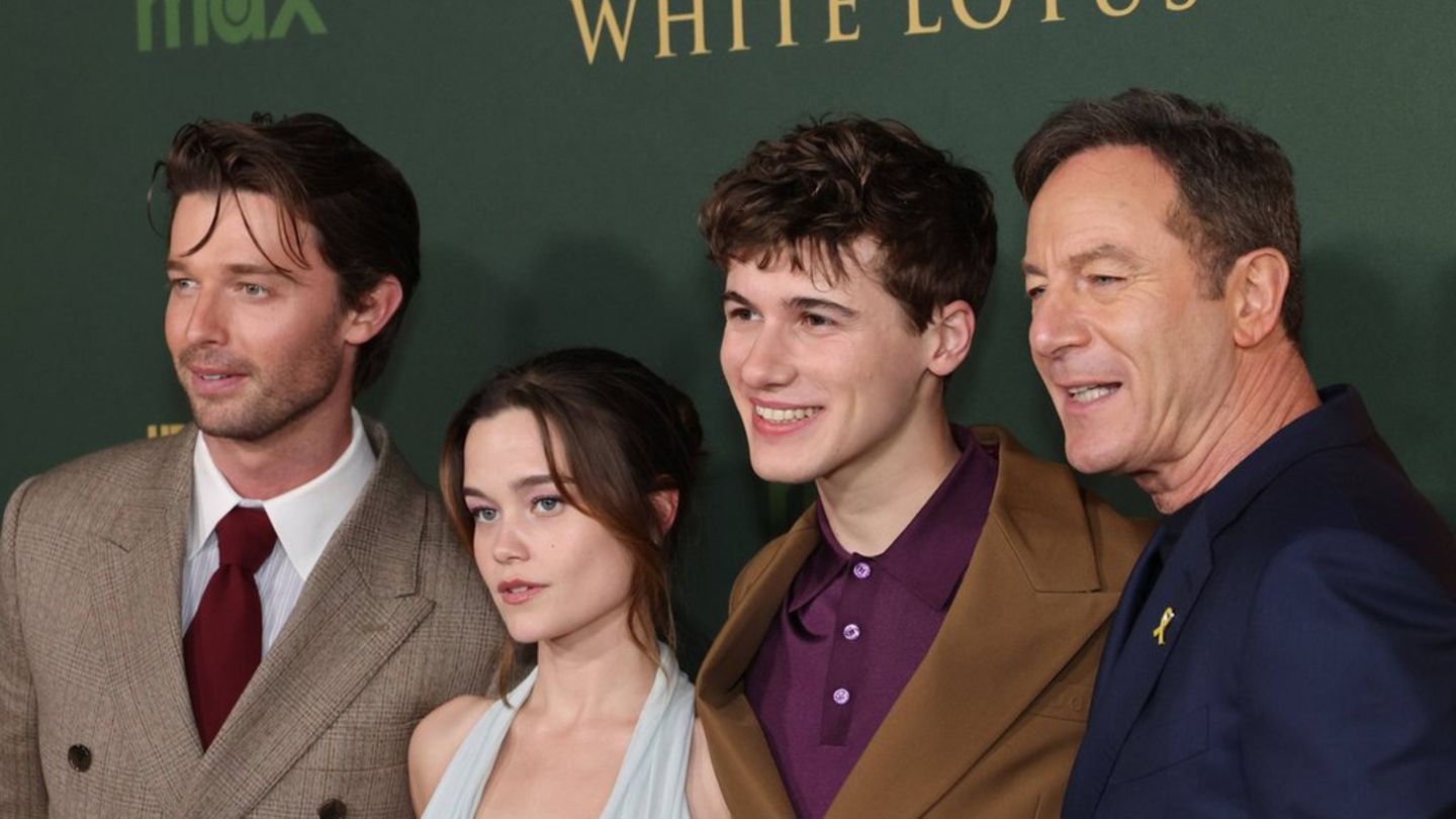 "The White Lotus"-Star Jason Isaacs: So war die Arbeit mit "Nepo Baby" Patrick Schwarzenegger