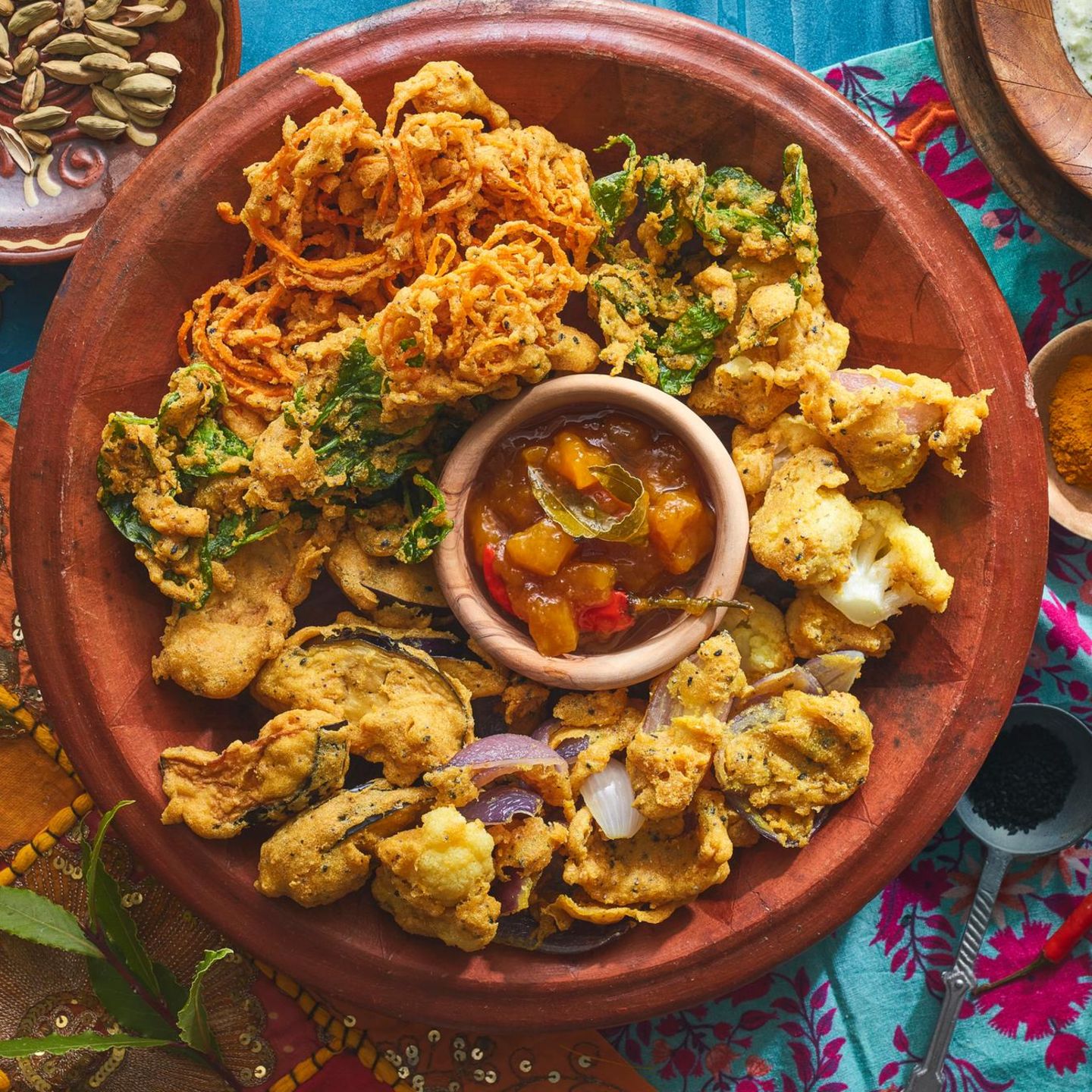Pakora-Platte mit Gurken-Raita und Mango-Chutney