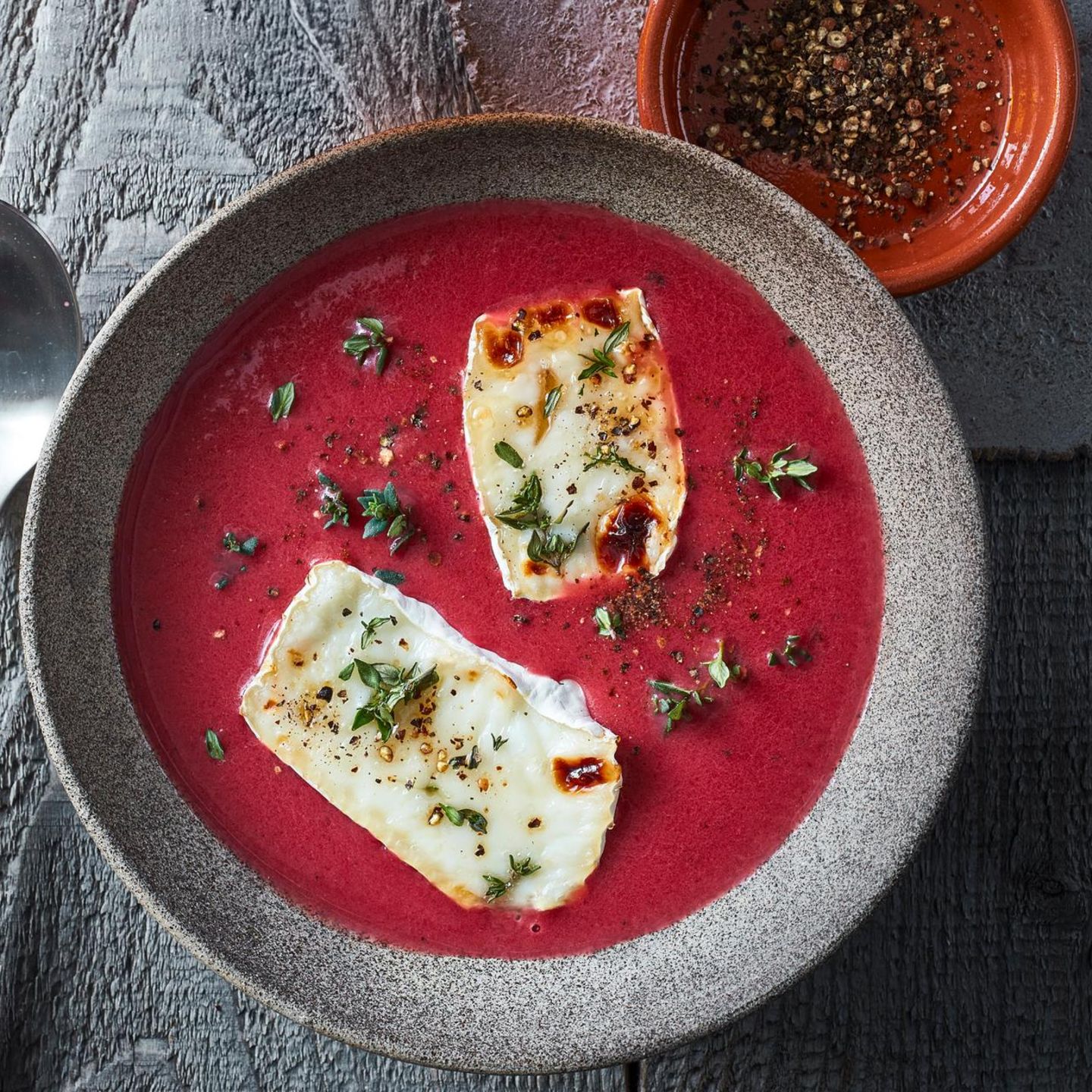 Rote-Bete-Suppe mit karamellisiertem Ziegenkäse