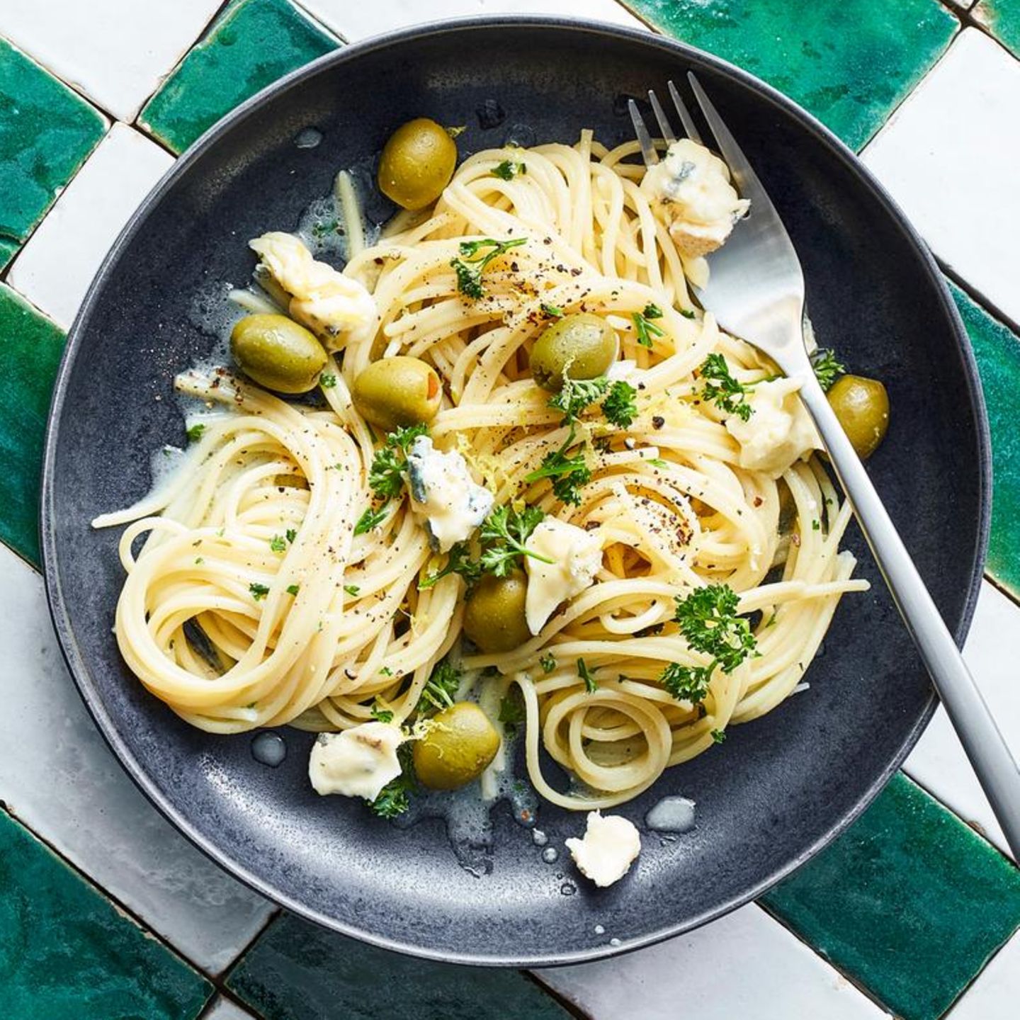 Dirty-Martini-Pasta mit Blauschimmelkäse