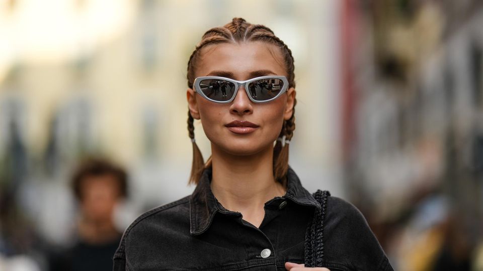 Frau trägt eine Hochsteckfrisur für kurze Haare.