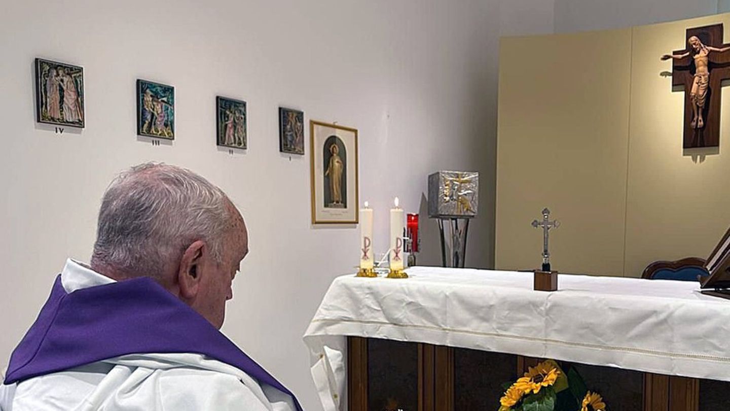 Papst Franziskus: Vatikan veröffentlicht erstes Foto seit Klinik-Einlieferung