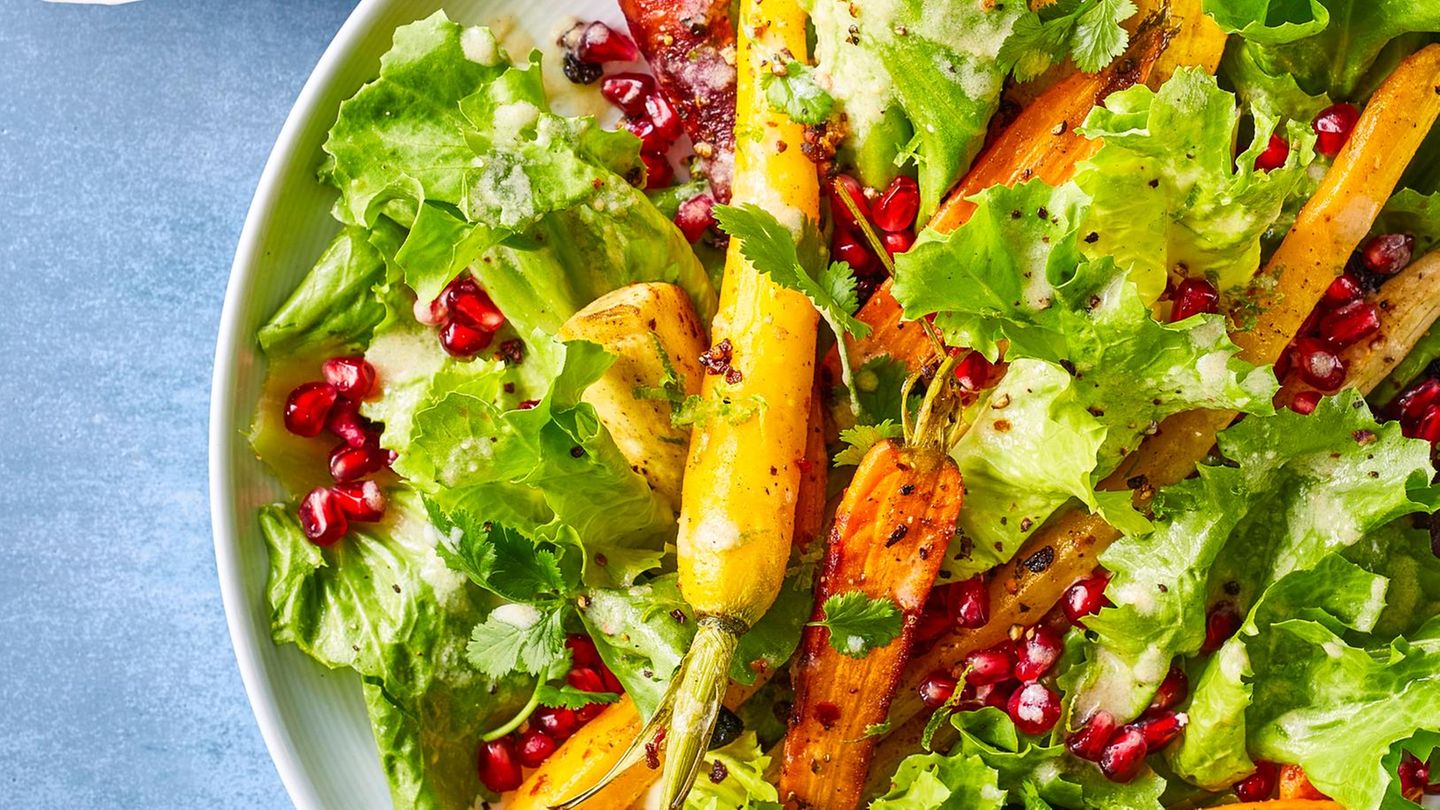 Endiviensalat mit Ofen-Wurzeln | BRIGITTE.de