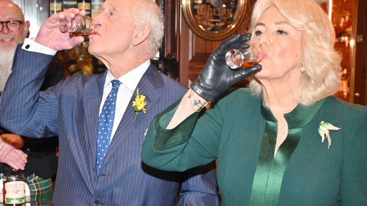 König Charles und Königin Camilla: Sie lassen sich Whisky-Probe in Belfast nicht entgehen