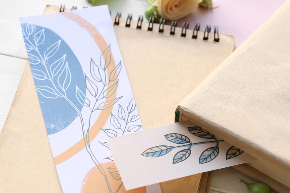Muttertagsgeschenk basteln: Lesezeichen und Notizbuch
